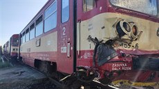 Spěšný vlak narazil na nechráněném přejezdu v Kunovicích do cisternového vozíku...