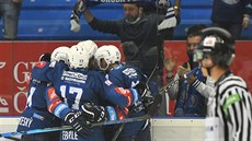 Hokejisté Plzně slaví gól v duelu se Spartou.