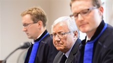 Autor trojské lávky Jiří Stráský (uprostřed) stanul 15. září 2020 před senátem... | na serveru Lidovky.cz | aktuální zprávy