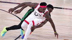 Pascal Siakam (v bílém) z Toronta a Jaylen Brown z Bostonu bojují o mí.