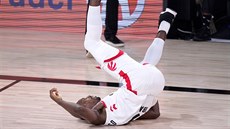 Serge Ibaka z Toronta byl faulovaný a padá k zemi.