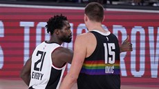 Patrick Beverley (21) z LA Clippers chválí rozhodí ped Nikolou Jokiem z...