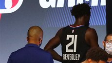 Patrick Beverley (21) z LA Clippers míí do atny poté, co byl vylouen ze...