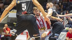 Kamil �vrdlík (v �ervenobílém) z Pardubic se dere kolem Pavla Grunta z D��ína.