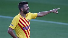 Gerard Piqué z Barcelony v pípravném zápase s Gimnastic Tarragona