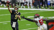 Drew Brees (9) z New Orleans Saints pihrává kolem Shaquila Barretta (58) z...