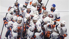 Hokejisté New York Islanders se radují z výhry.