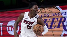 Bam Adebayo (13) z Miami se raduje po výhe nad Bostonem.