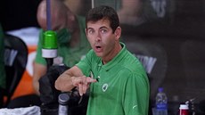 Bostonský trenér Brad Stevens usmruje své mue.