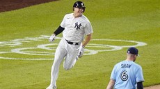 Gio Urshela z New York Yankees se raduje z bodu proti Toronto Blue Jays.