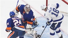 Ondej Palát z Tampa Bay Lightning ped brankou New York Islanders