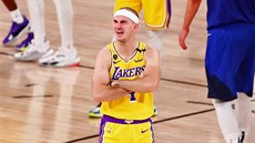 Alex Caruso z LA Lakers se ml v zápase s Denverem dopustit faulu.