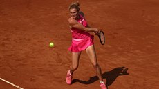 Kate�ina Siniaková returnuje na turnaji v �ím�.