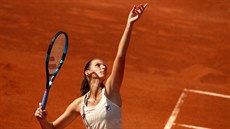 Karolína Plíková podává na turnaji v ím.