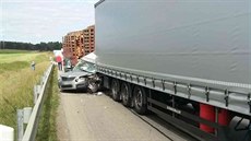 Hasii zasahují u nehody dvou kamion a osobního auta na piblin 176...