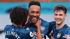 Pierre-Emerick Aubameyang z Arsenalu se raduje z gólu, který vstelil v duelu s...