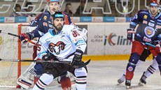 Momentka z utkání slovenské extraligy mezi Banskou Bystricou (v bílém) a...