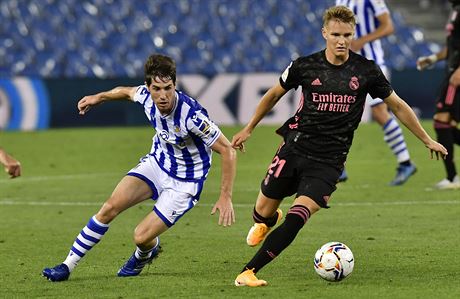 Martin Ödegaard (vpravo) z Realu Madrid vede balon, napadá ho Aritz Elustondo z...