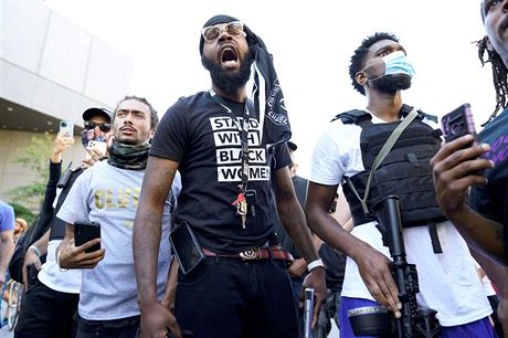 Ozbrojení podporovatelé hnutí Black Lives Matter pi stetu s krajn...