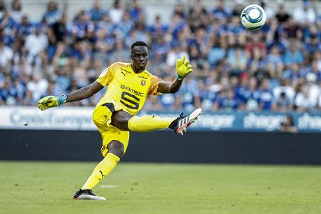 Senegalský branká Édouard Mendy pesotupil z Rennes do Chelsea.