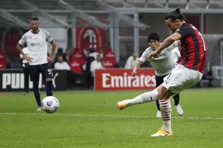 Zlatan Ibrahimovic z AC Milán skóruje z penalty proti Boloni.