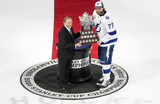 Victor Hedman z Tampy pebírá Conn Smythe Trophy pro nejuitenjího hráe.