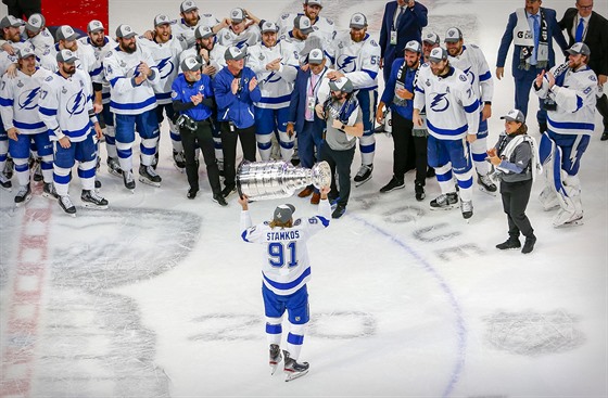 Hokejisté Tampy oslavují zisk Stanley Cupu.