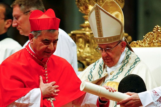 Kardinál Giovanni Angelo Becciu (vlevo) s papeem Frantikem (28. ervna 2018)