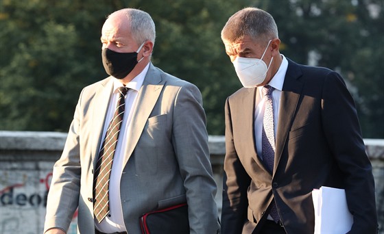 Premiér Andrej Babiš (vpravo) přichází s novým ministrem Romanem Prymulou do...