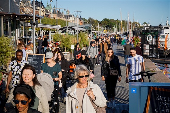Švédové se v ulicích Stockholmu baví v barech a restauracích. (19. září 2020)