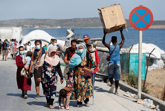 Migranti poblíž zničeného tábora Moria na řeckém ostrově Lesbos. (22. září 2020)