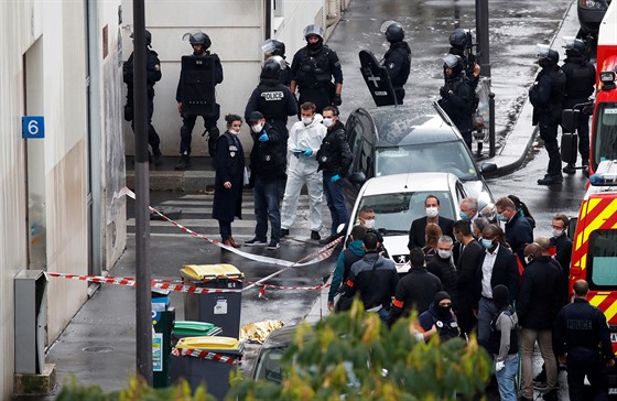 Nedaleko bývalého sídla týdeníku Charlie Hebdo napadl útočník s mačetou několik...