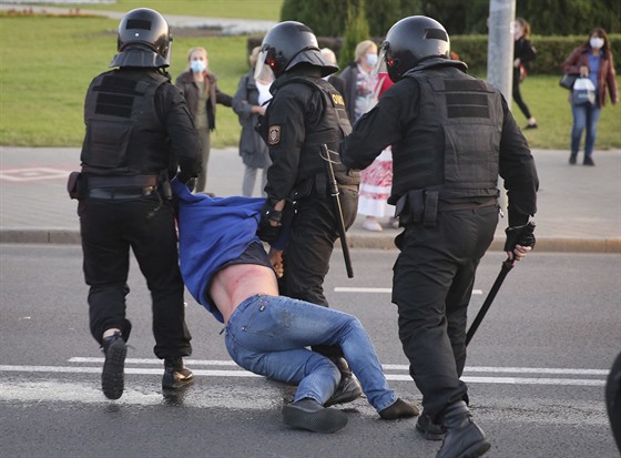 Běloruská policie zakročila proti demonstrantům. (23. září 2020)