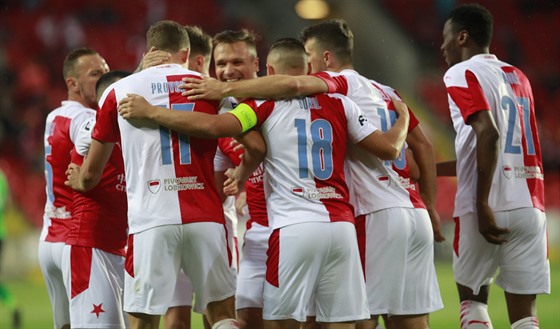 Fotbalisté Slavie slaví branku v utkání s Píbramí.