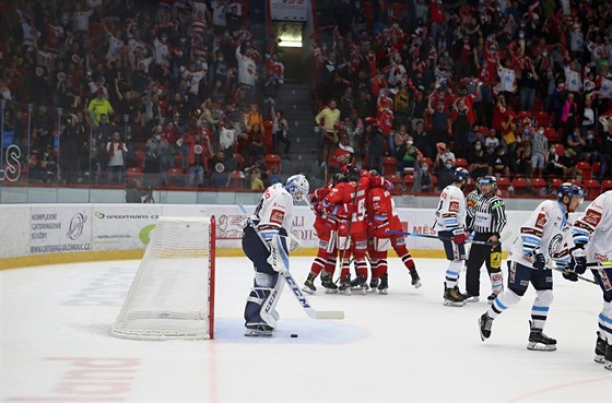 Hokejisté Olomouce se ped sektorem svých fanouk radují z gólu proti Liberci.