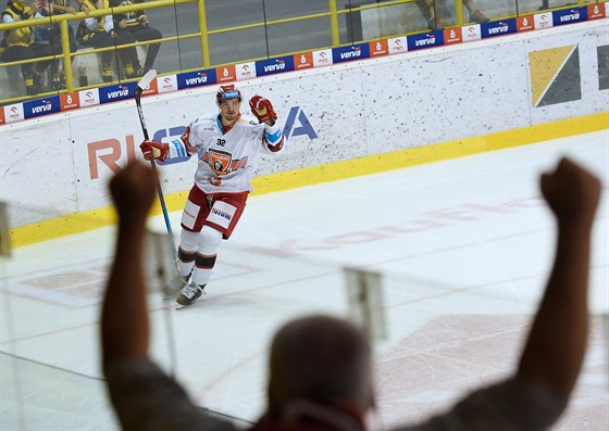 Hradecký Jakub Orsava slaví gól v zápase proti Litvínovu.