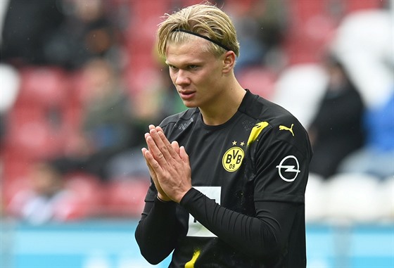 Erling Haaland z Dortmundu lituje nepromnné ance v utkání s Augsburgem.