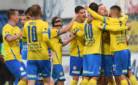 Tepličtí fotbalisté se radují z branky v utkání s Ostravou.