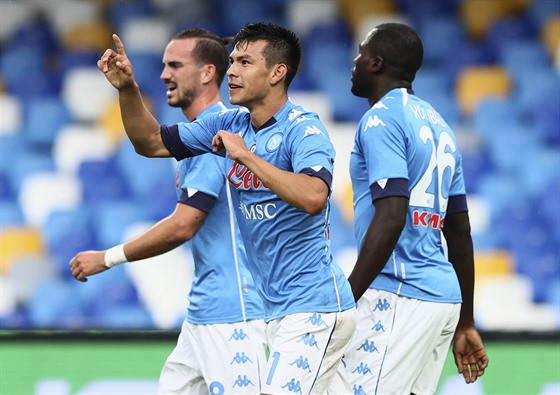 Hirving Lozano (uprosted) z Neapole slaví vstelený gól v zápase proti Janovu.