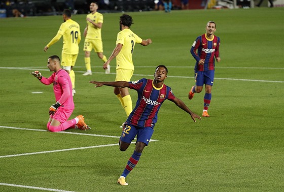 Ansu Fati z Barcelony slaví gól v zápase proti Villarealu.