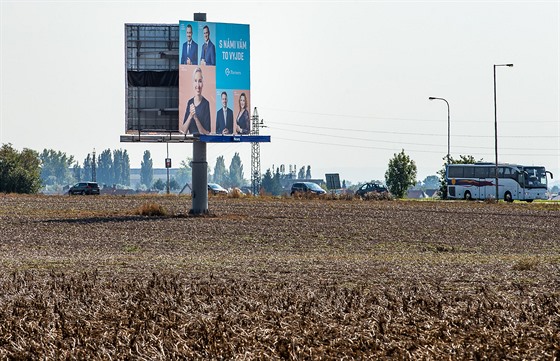 Billboardy na silnici I. tídy mazi Hradcek Králové a Hoicemi. (15. záí 2020)