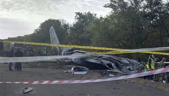 Trosky zíceného ukrajinského letadla An-26 s vojenskými kadety na palub. (26....