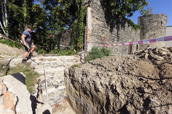 Archeologové dostali v Lipníku nad Bečvou šanci prozkoumat základy tamních městských hradeb v místě, kde byla zbourána bývalá škola.