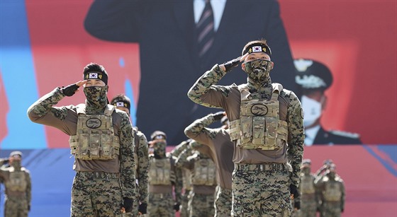 Jihokorejtí vojáci salutují u píleitosti oslav výroí dne ozbrojených sil....
