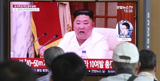 Lidé pozorují vyjádení severokorejského vdce Kim ong-una. (25. záí 2020)