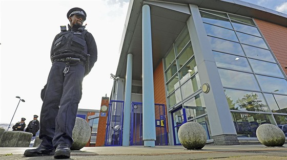 Policista ped policejní stanicí v Croydonu (25. záí 2020)