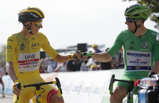 Tadej Pogaar a Sam Bennett ped startem poslední etapy Tour de France.