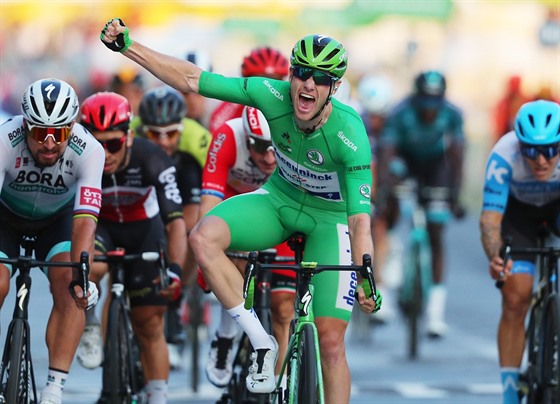 VÍTZ. Sam Bennett se raduje z vítzství v poslední etap Tour de France.