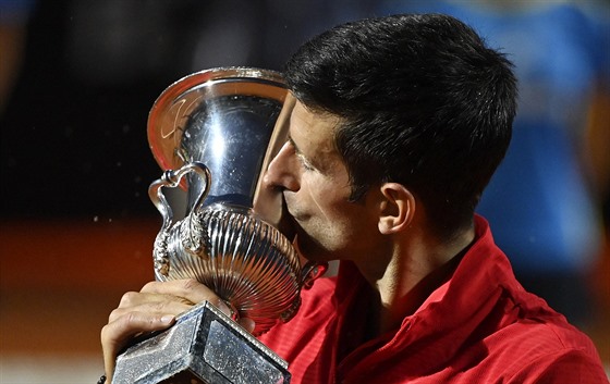 Novak Djokovi s trofejí pro vítze turnaje v ím.