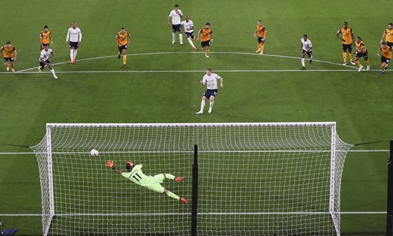 Kevin De Bruyne z Manchester City promuje penaltu v utkání s Wolverhampton...